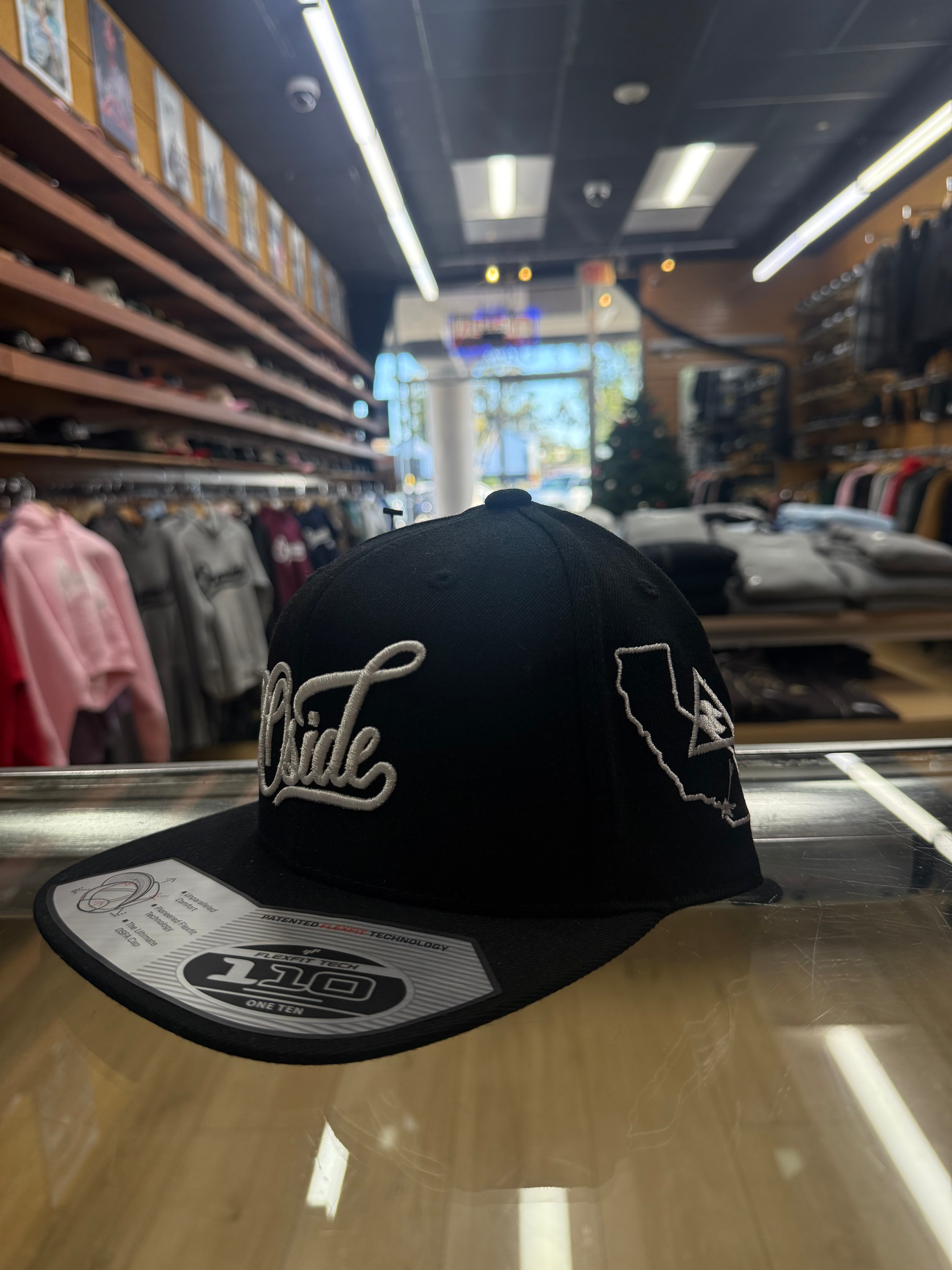 Oside Cursive SnapBack (Black)